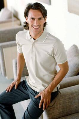 Polo-shirt m. kontrast i hals